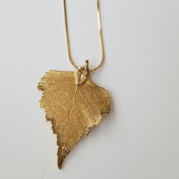 Jewelry - Gold leaf necklace